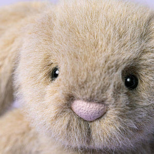 Jellycat Plüschhase Flufflet Oat mit weichem, flauschigem Fell und freundlichem Gesicht