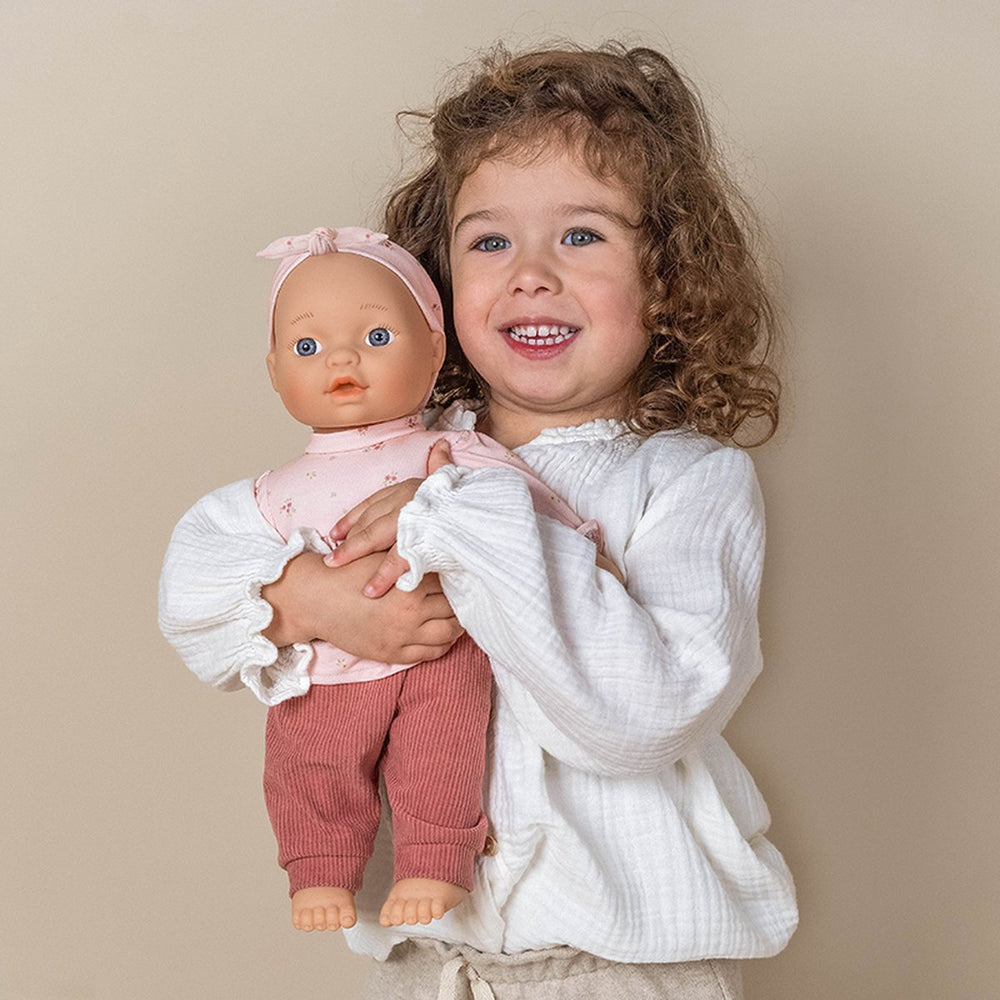 Babypuppe Lily mit Zubehör –  Spielpuppe ab 18 Monaten