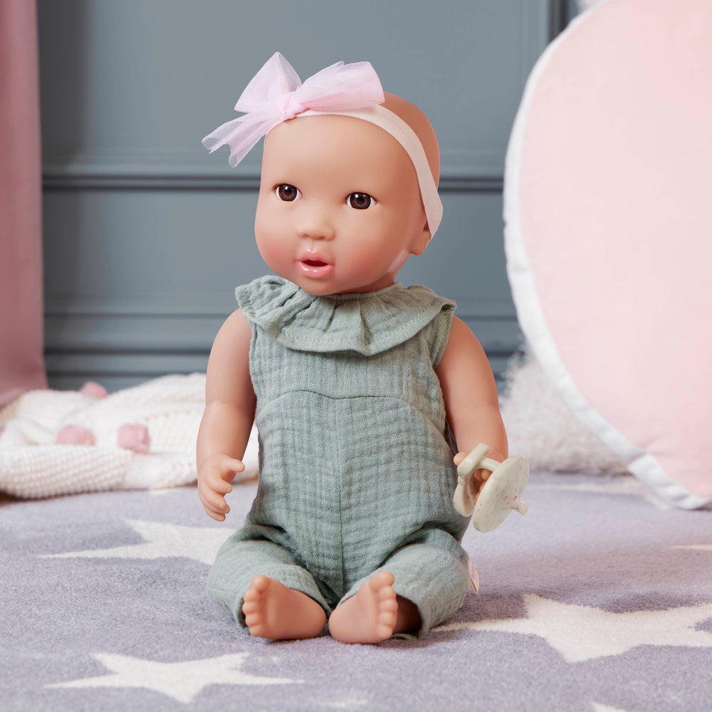 Babypuppe mit Schnuller im Musselinoutfit mit Stirnband