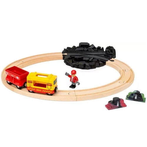 Ein Güterzug mit einem Waggon und einer Edelsteinmine