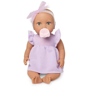 Babypuppe mit Schnuller – in einem violetten Kleid und mit einem Stirnband