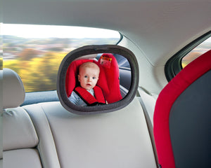 Spiegel zur Beobachtung des Kindes im Auto