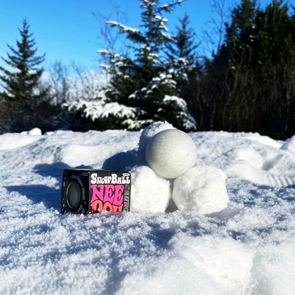 Schylling Snow Ball Crunch NeeDoh Spielzeugkugel im Schnee mit dekorativen Schneebällen