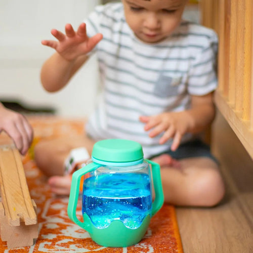 Sensorik-Glas zum Befüllen mit Wasser – grün von Glo Pals, Zabawka progresywna spielerisch für Kinder