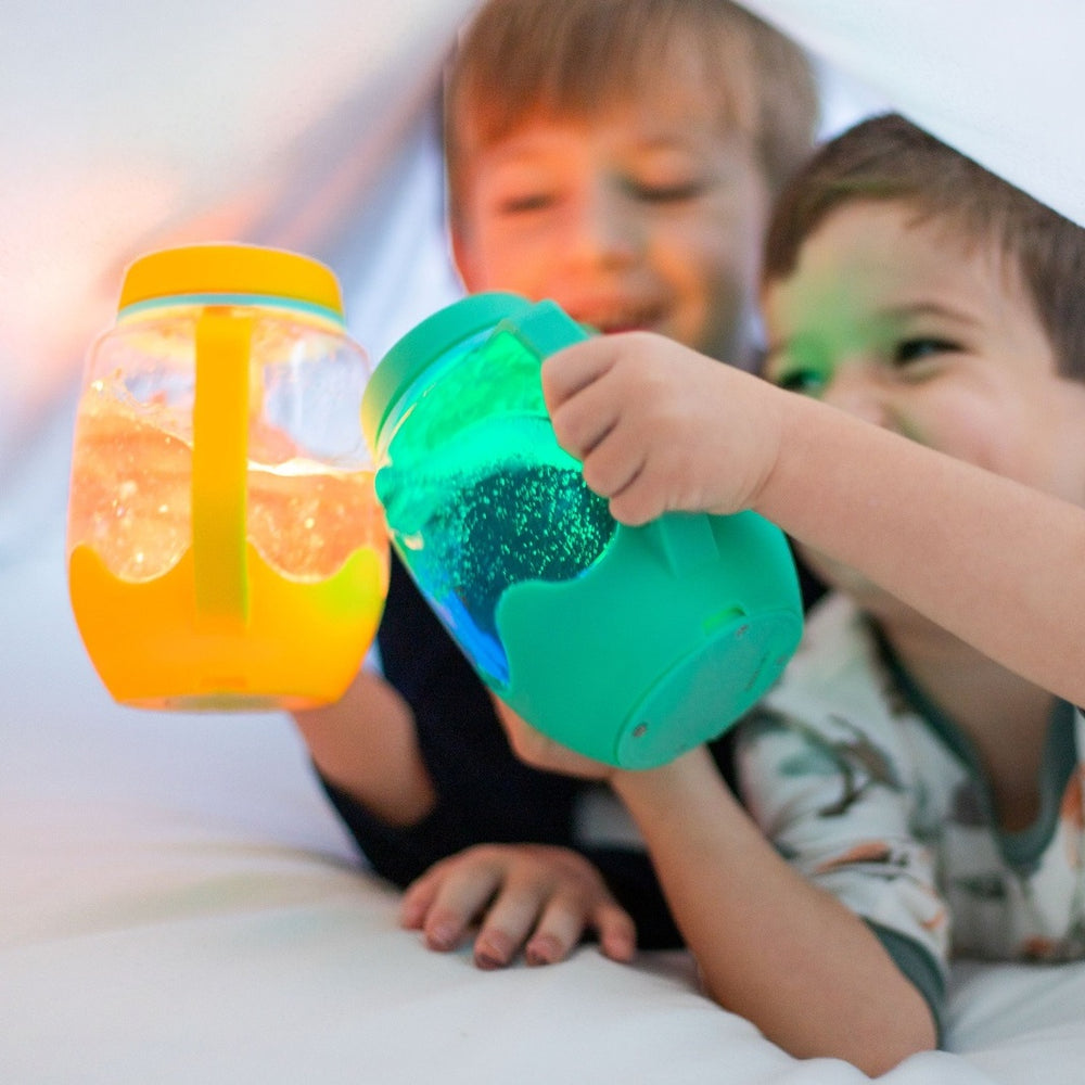Sensorik-Glas zum Befüllen mit Wasser – grün von Glo Pals, Zabawka progresywna spielerisch für Kinder