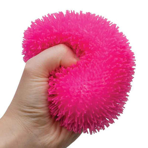 Hände halten sensorische Knete für Kinder in pink mit strapazierfähiger, taktiler Struktur zum Spielen und Entspannen.