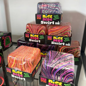 Sensorischer Knete - Nice Berg Swirl Needoh in bunten, geformten Verpackungen für taktile Spiele