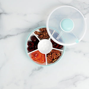 Gobe Snack Spinner Snackbehälter Macaron Blue mit transparentem Deckel und verschiedenen Snacks gefüllt