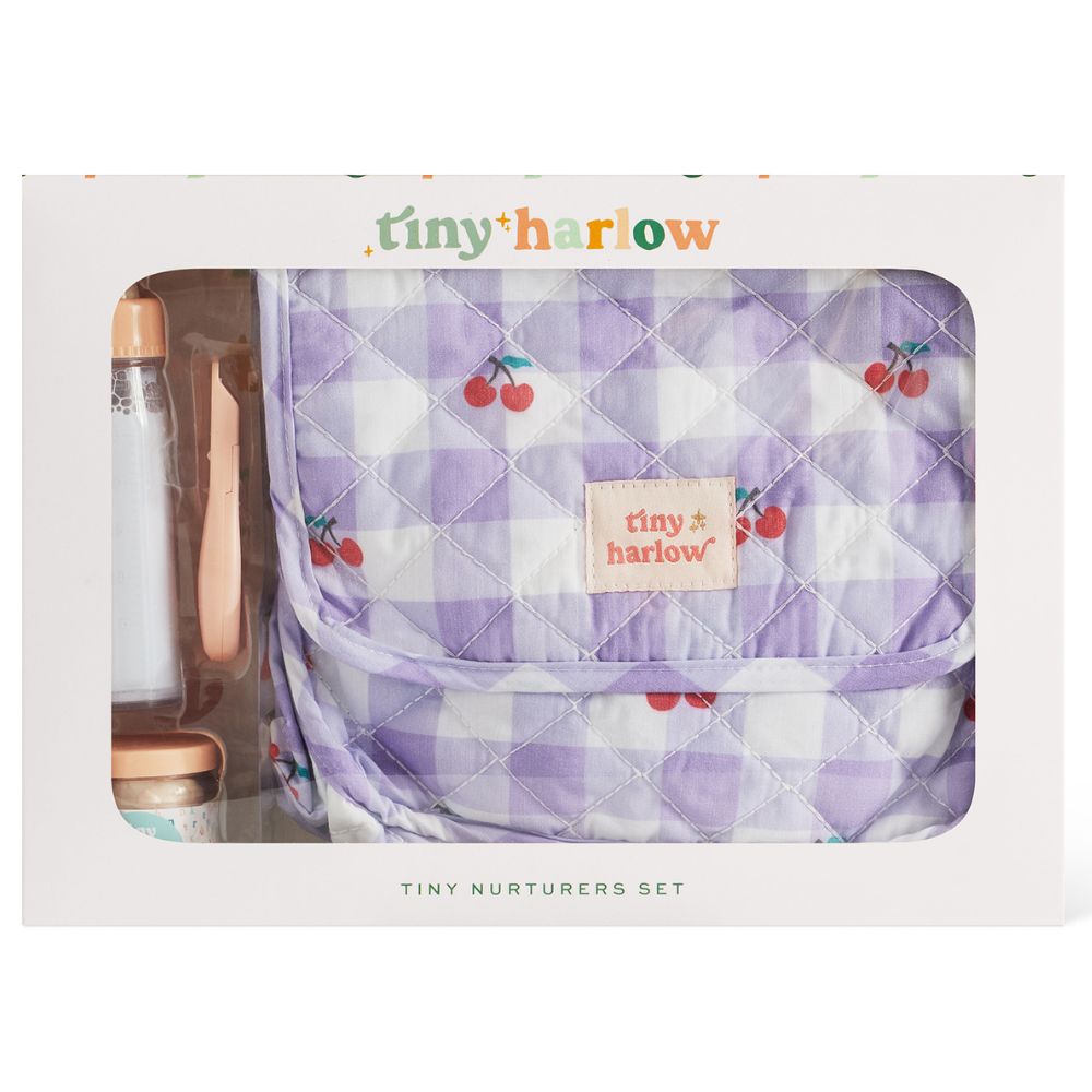 Puppenzubehör Tasche von Tiny Harlow mit lila Karo-Muster und Zubehör für Puppenspiele