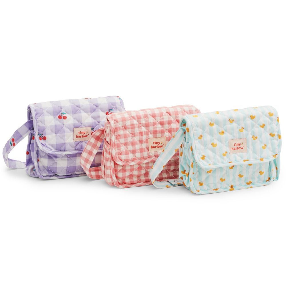 Puppenzubehör Tasche von Tiny Harlow mit lila Karo-Muster und Zubehör für Puppenspiele