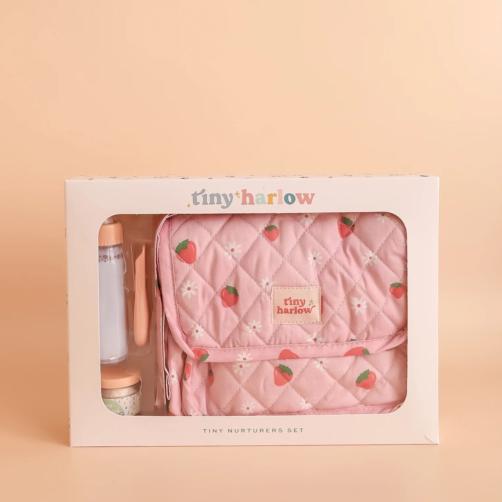 Rosefarbene Tasche mit Puppenzubehör von Tiny Harlow mit Erdbeermuster und praktischen Fächern