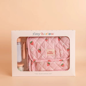Pink Tasche mit Puppenzubehör von Tiny Harlow mit Erdbeer-Muster und enthaltenem Pflegezubehör