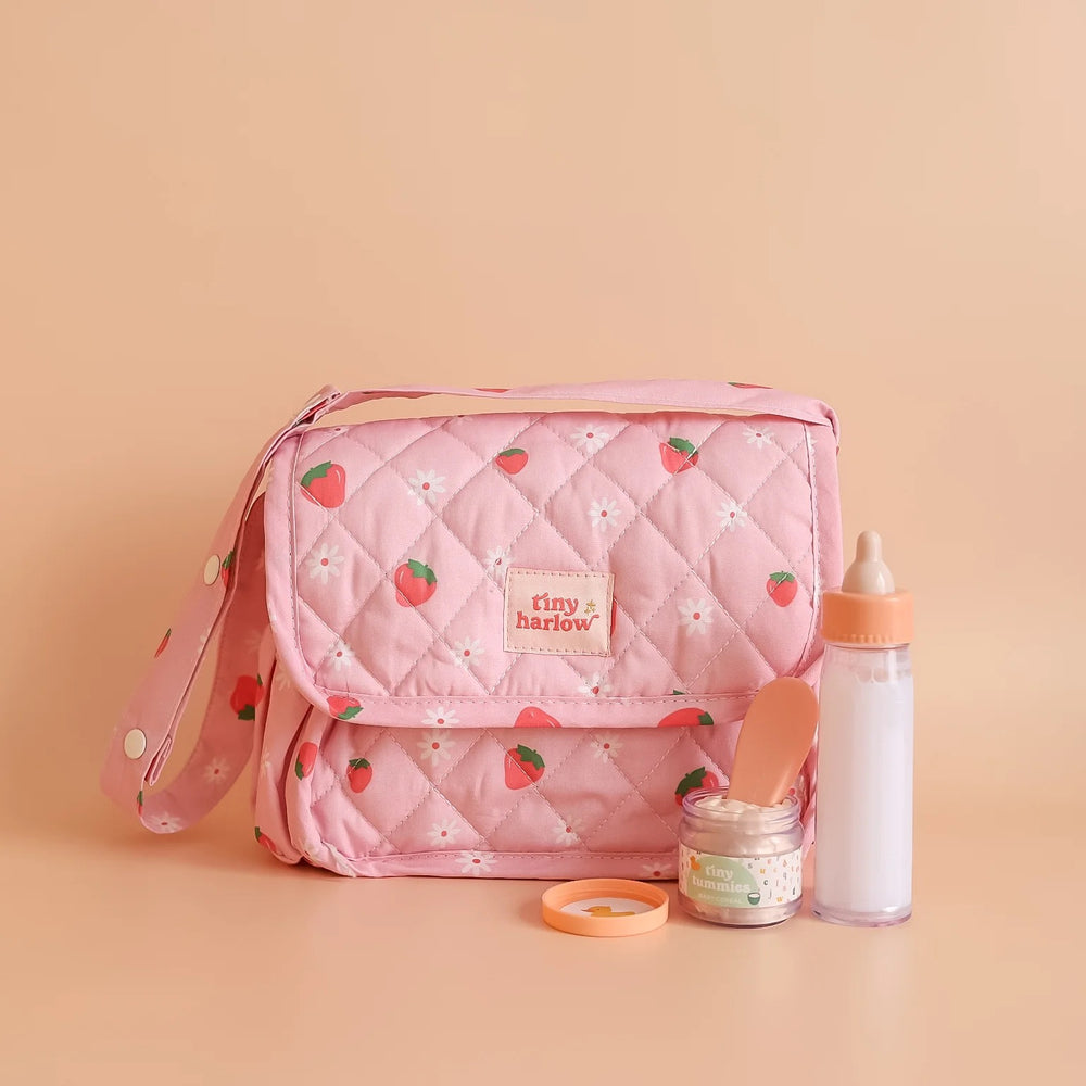 Rosefarbene Tasche mit Puppenzubehör von Tiny Harlow mit Erdbeermuster und praktischen Fächern