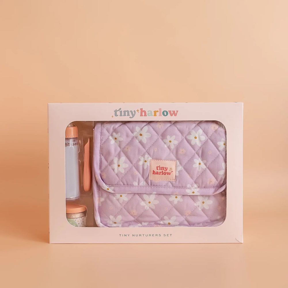 Tasche mit Zubehör für Puppen von Tiny Harlow, lila mit Blumenmuster, inklusive Flasche und Löffel.