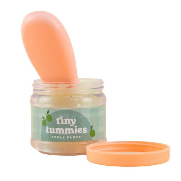 Magisches Glas für Puppen füttern mit orangefarbener Löffel und Apfelpüree von Tiny Harlow