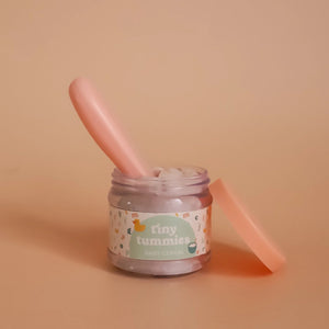 Tiny Tummies Set Babyspielzeug mit rosa Löffel und dem Babybrei in einem Glasgefäß